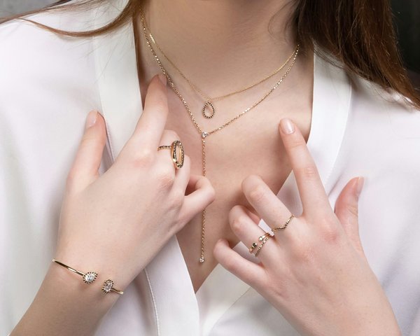 Astuces Élégantes pour Harmoniser Vos Bijoux en Améthyste avec Vos Tenues de Soirée